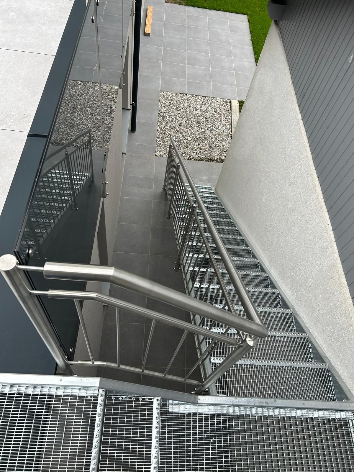 Eine Metalltreppe, die zu einem Gebäude hinaufführt