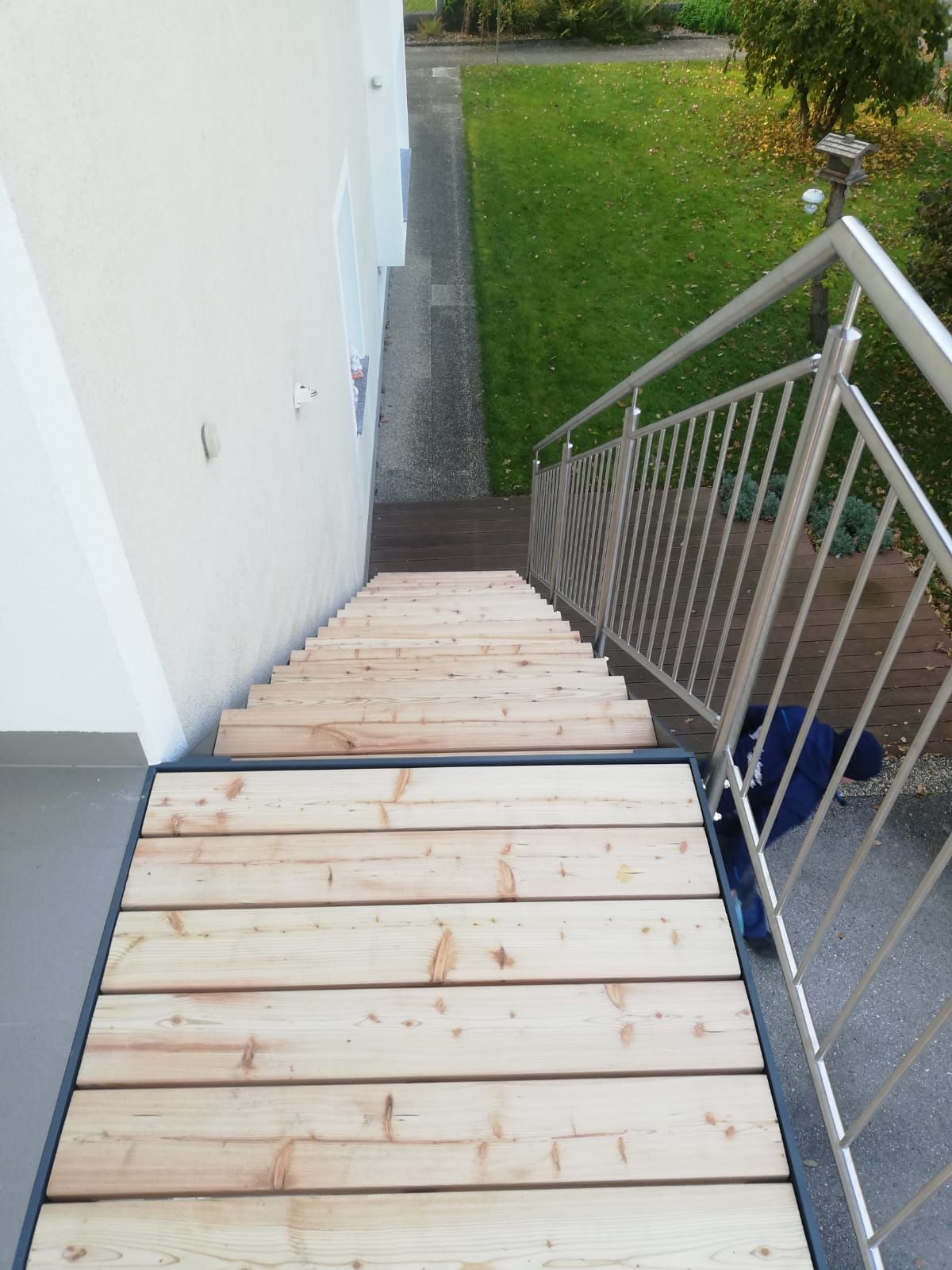 Eine Reihe von Holztreppen mit einem Metallgeländer