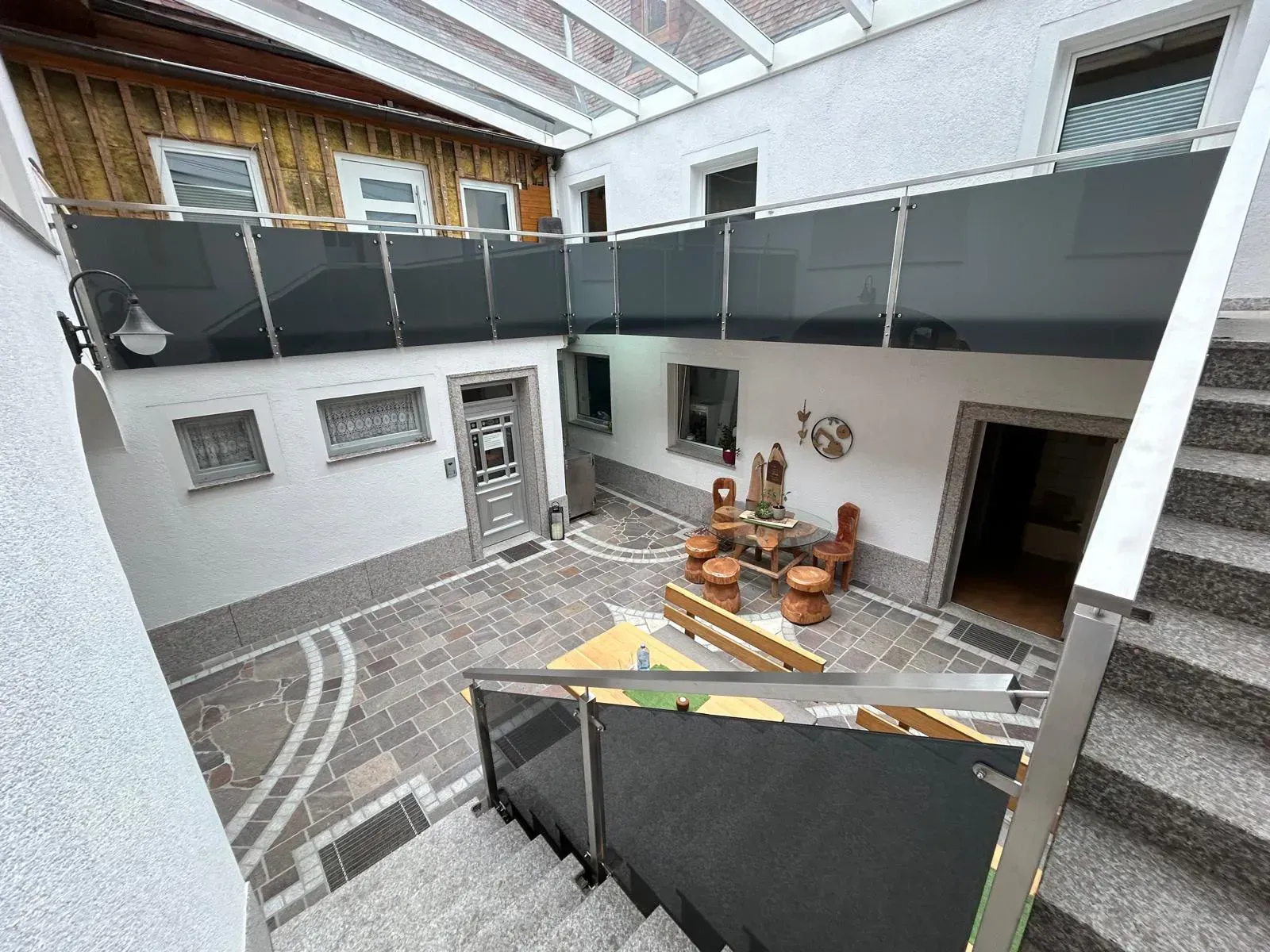 Es gibt eine Treppe, die in den zweiten Stock eines Gebäudes führt.