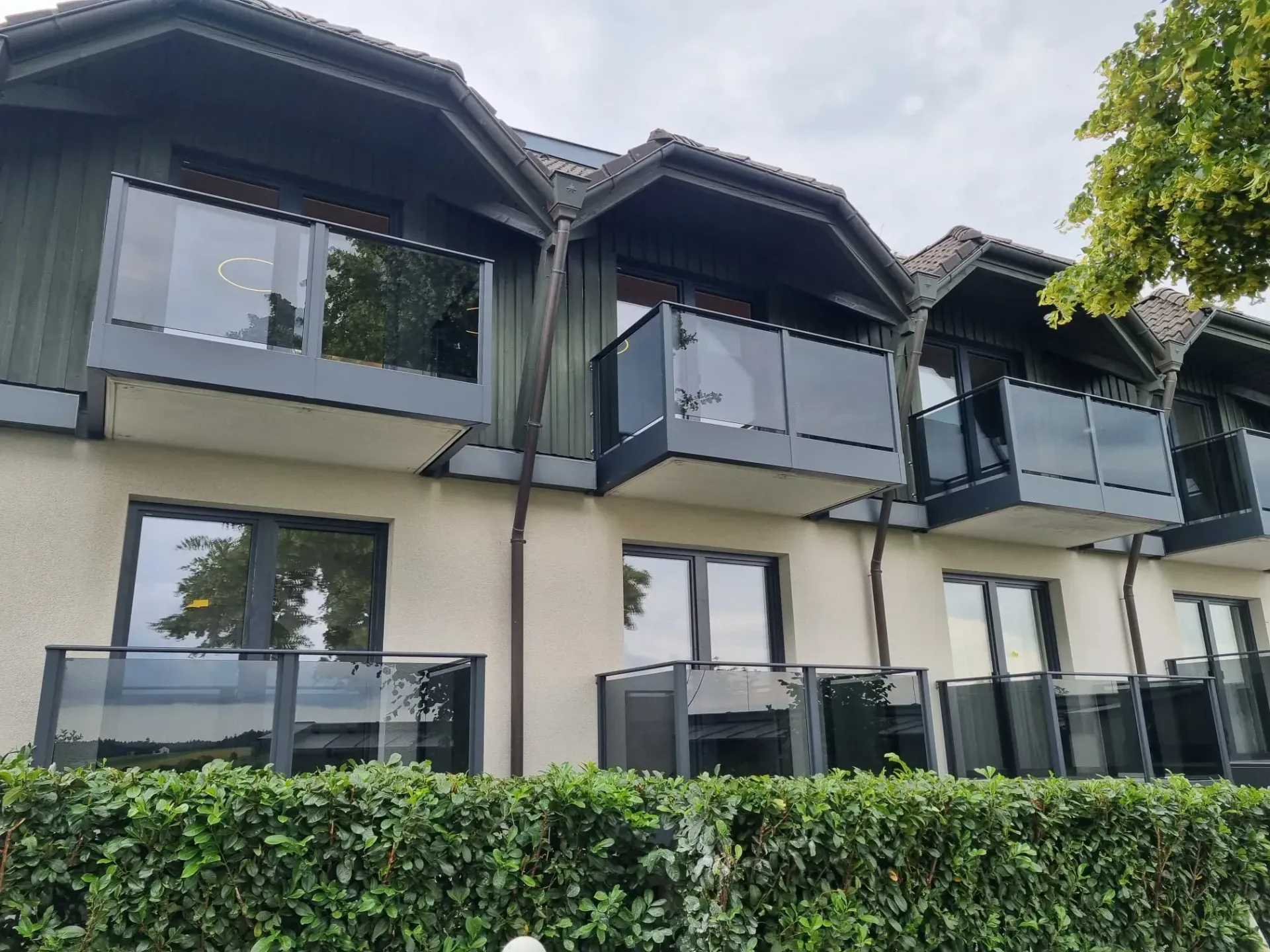 Ein Gebäude mit vielen Fenstern und Balkonen