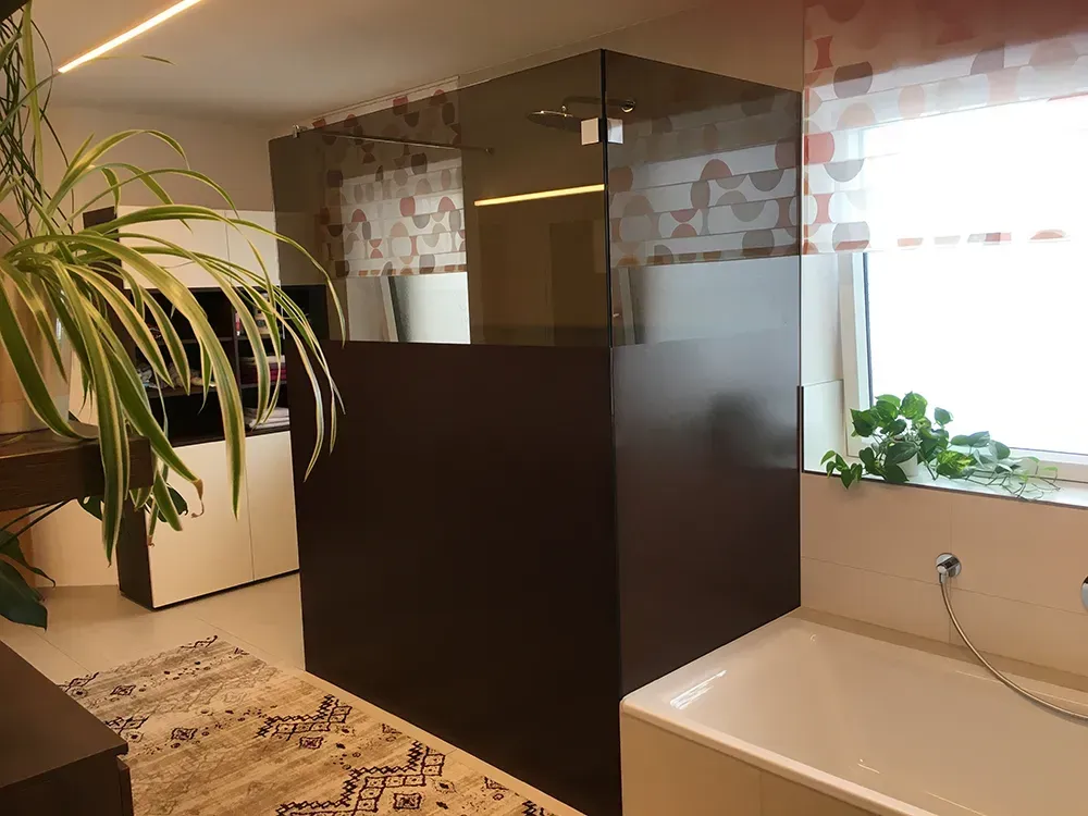 Ein Badezimmer mit ebenerdiger Dusche und Badewanne.