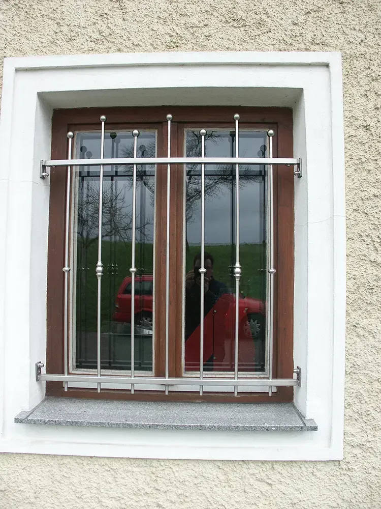 Ein Fenster mit einem Edelstahlgitter darauf