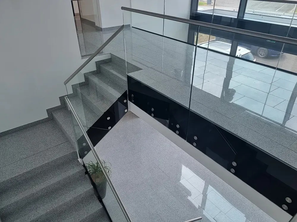 Eine Luftaufnahme einer Treppe mit einem Glasgeländer.