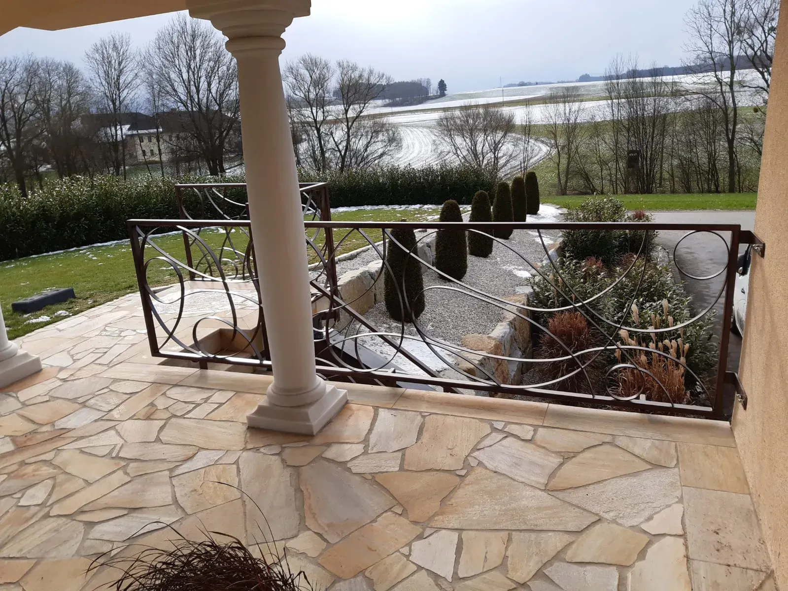 Eine Terrasse mit Geländer und Treppen, die dorthin führen