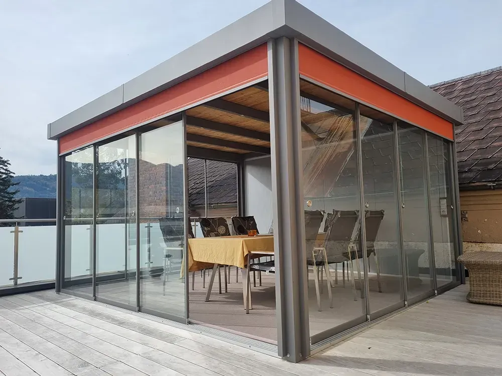 Ein Pavillon mit einem Tisch und Stühlen darin