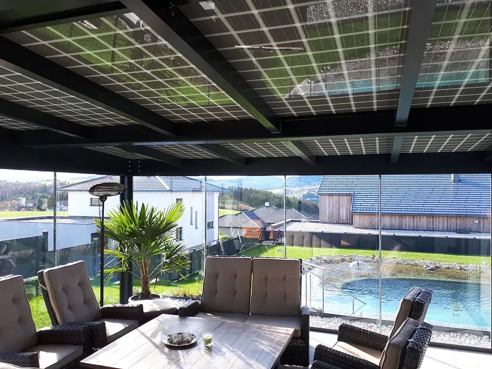 Ein Esszimmer mit Tisch und Stühlen und einem Pool im Hintergrund.