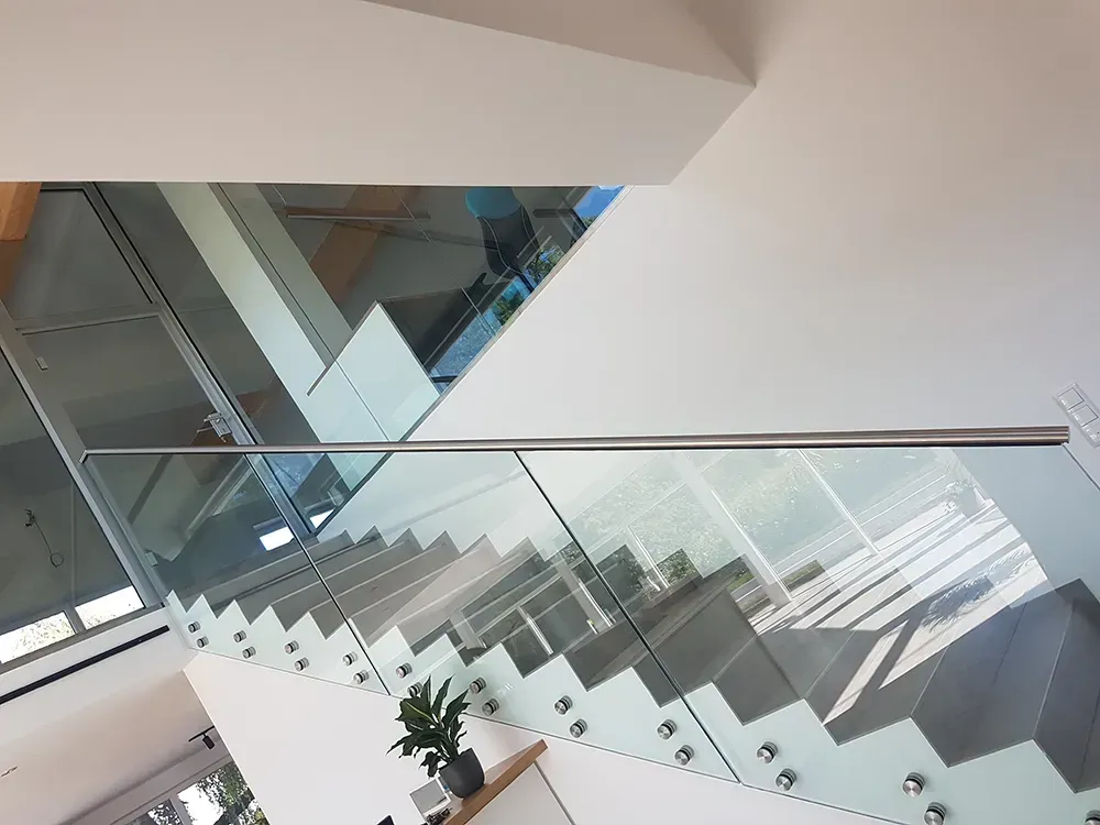 Eine Treppe mit einem Glasgeländer in einem Haus