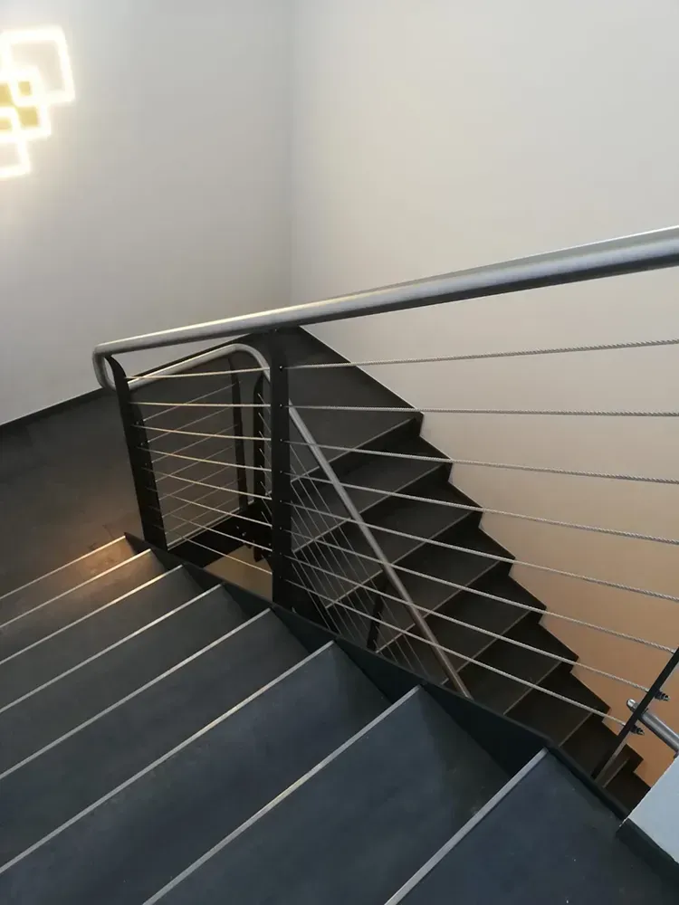 Eine Treppe mit Edelstahlgeländer
