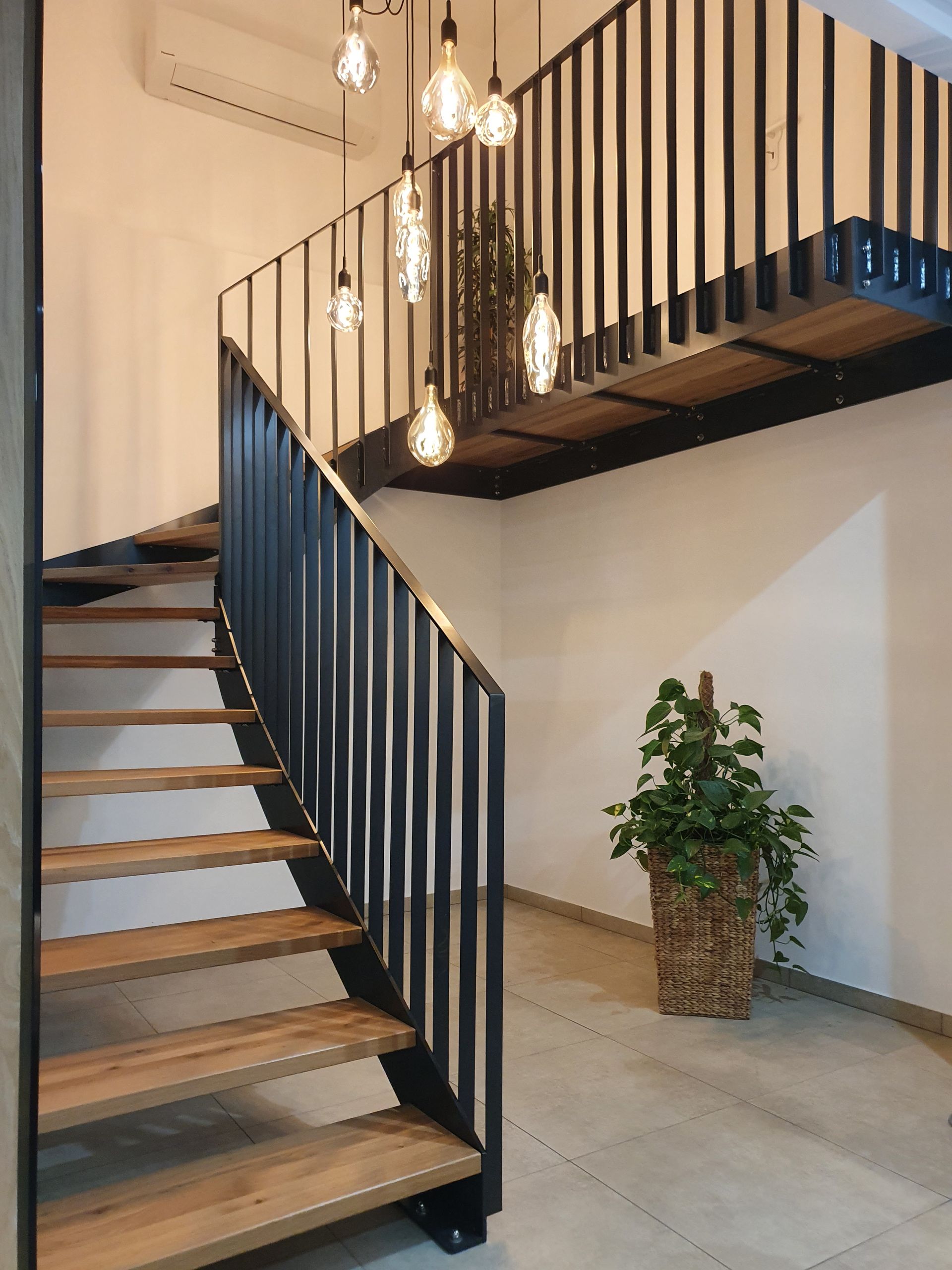 Eine Treppe mit Holzstufen und einem Metallgeländer