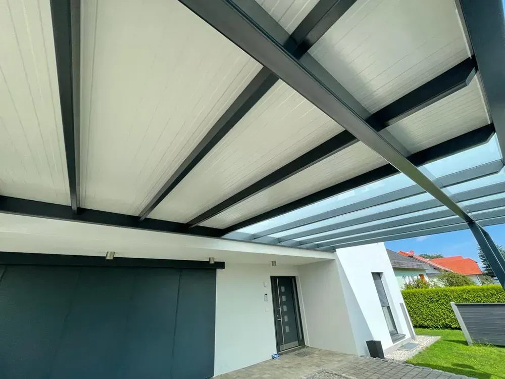 Es gibt einen Carport mit Überdachung.