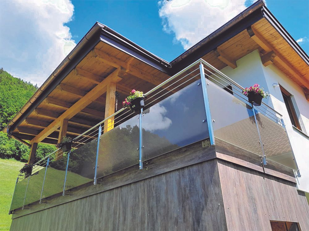 Ein Haus mit einem Balkon mit Blumen darauf