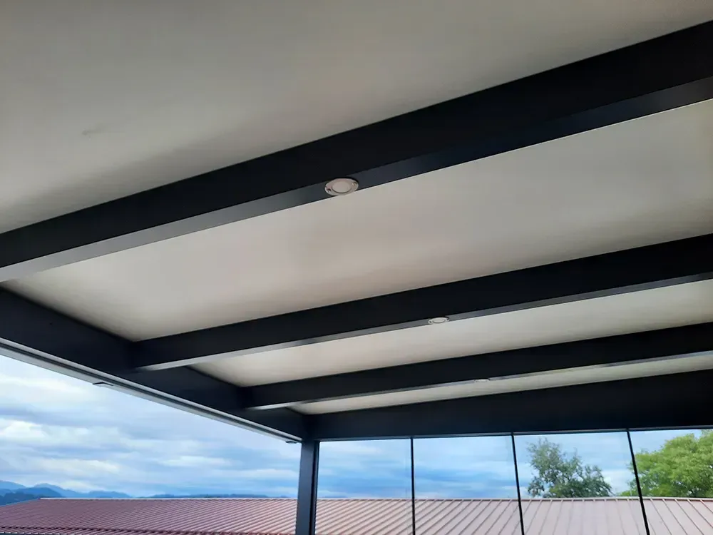 Die Decke eines Gebäudes mit Blick auf die Berge.