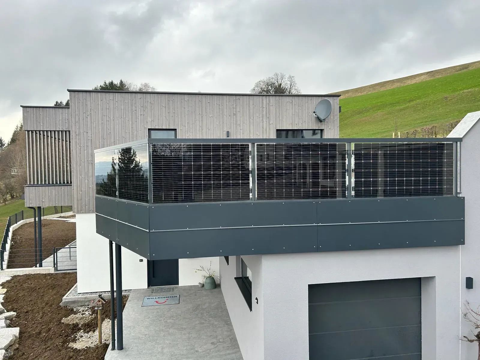 Ein modernes Haus mit Balkon und Garage