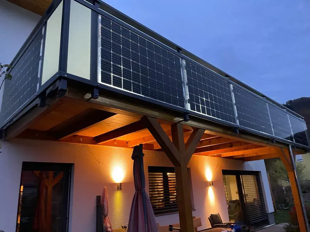 Ein Balkon mit vielen Sonnenkollektoren darauf