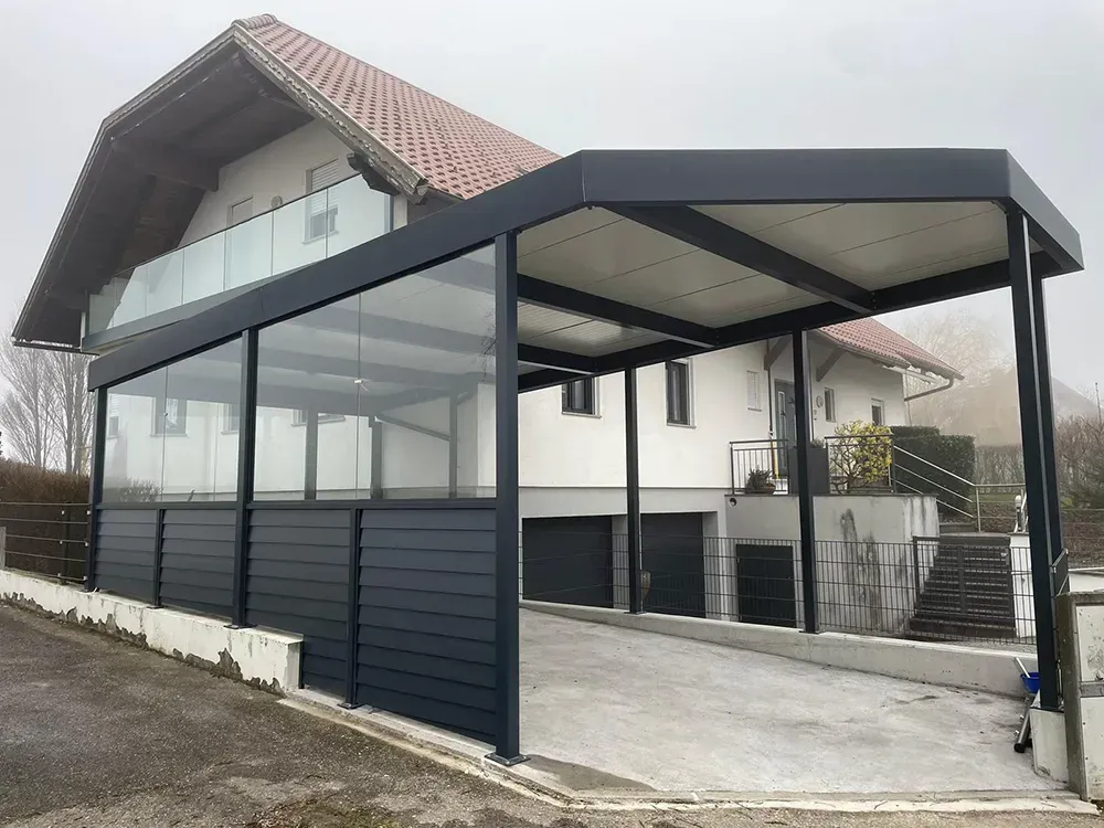 Ein Haus mit einem Carport davor.