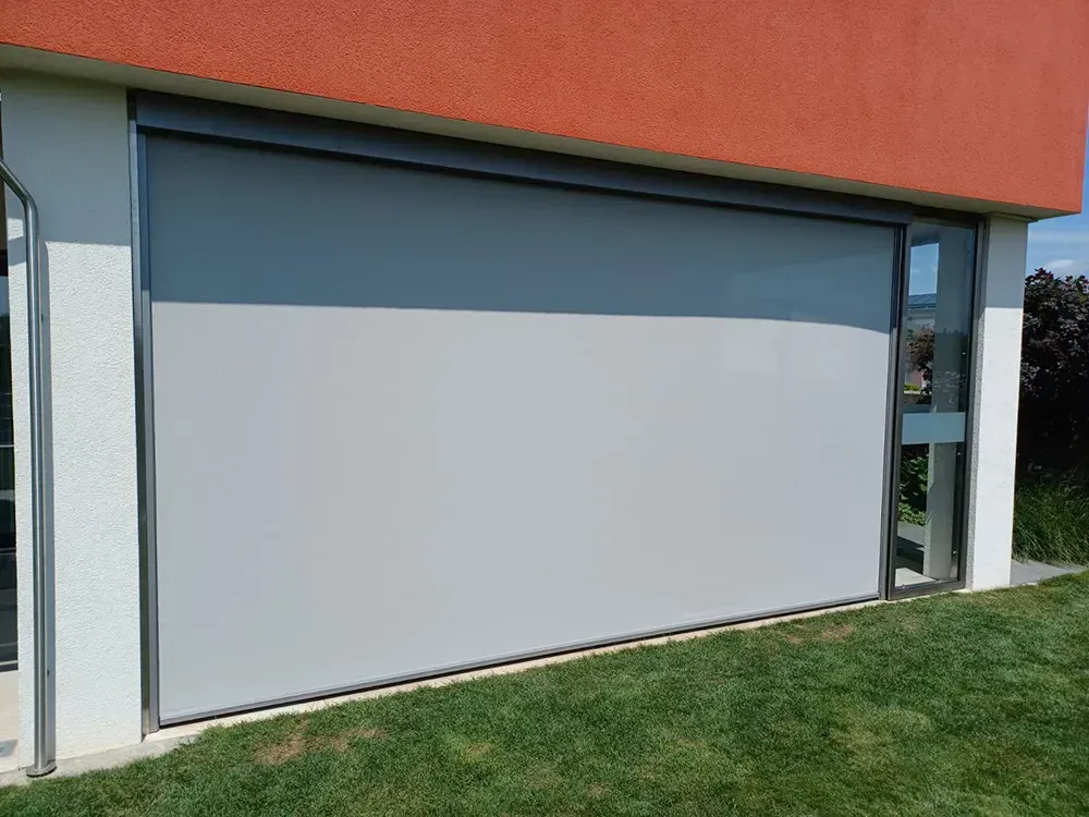 Ein Haus mit einem großen Bildschirm an der Seite.