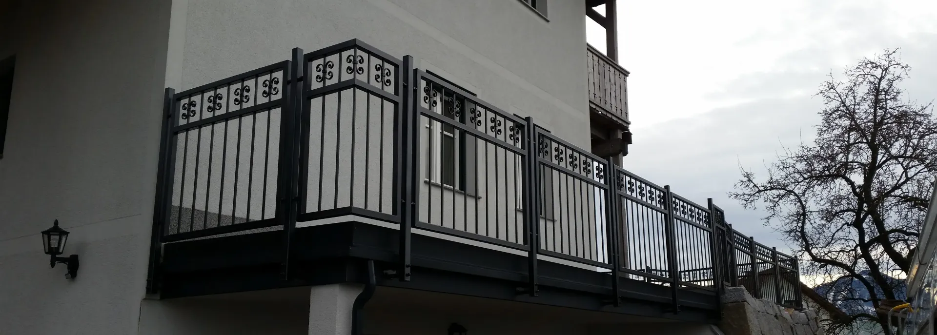 Ein Balkon mit einem schmiedeeisernen Geländer an der Seite eines Gebäudes