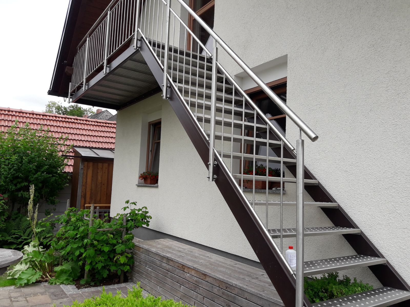 Eine Treppe, die zu einem Balkon an der Seite eines Hauses führt.
