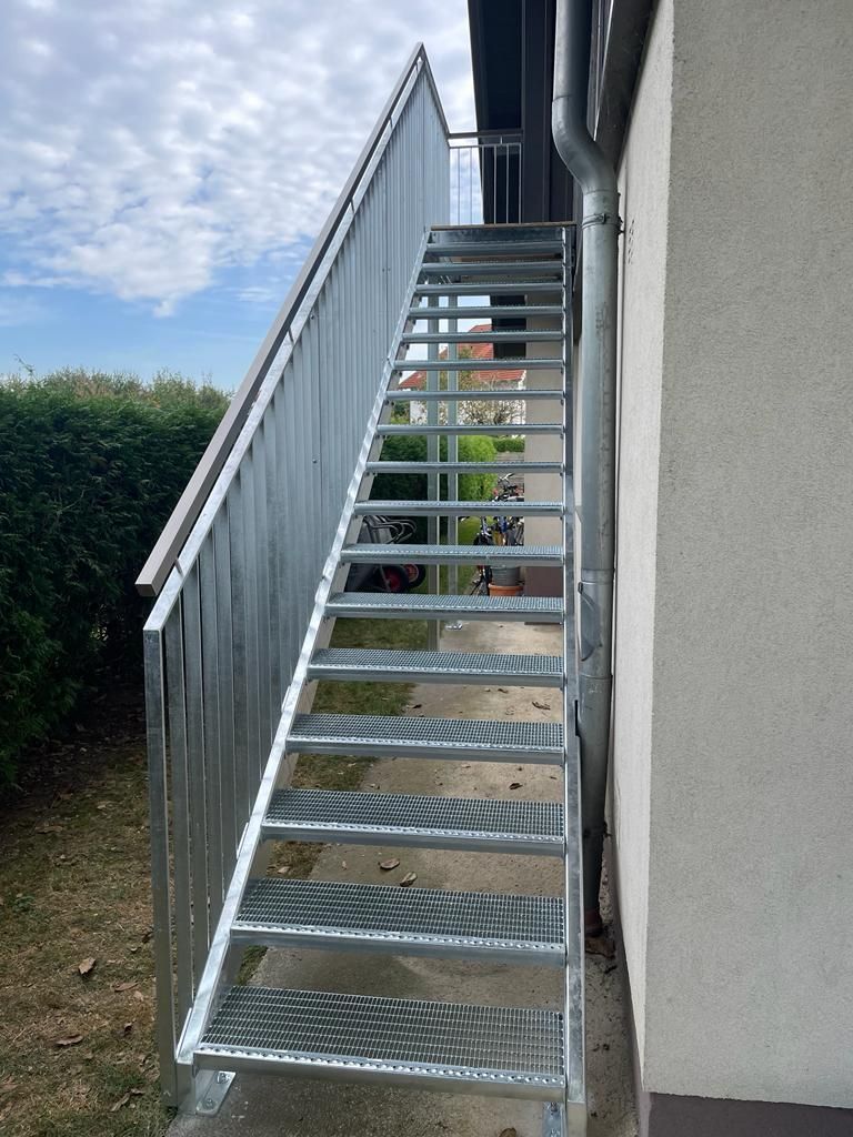 An der Seite eines Gebäudes ist eine Metalltreppe angebracht.