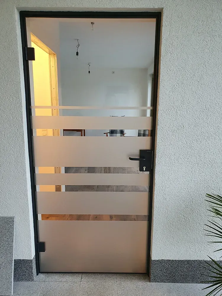 Eine Tür mit einem Streifenmuster darauf