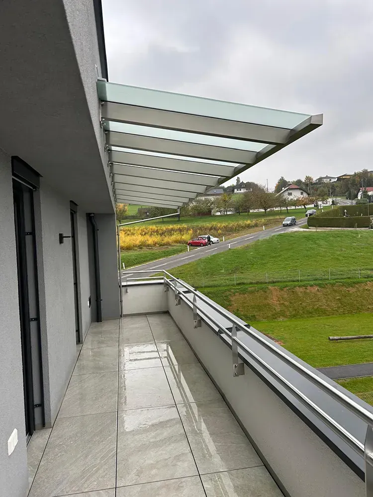 Ein Balkon mit Baldachin und Blick auf ein Feld.
