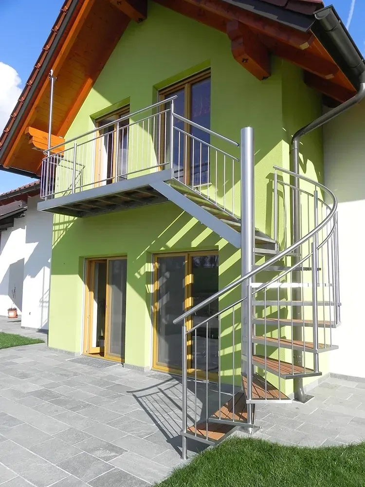 Ein Gewächshaus mit einer Wendeltreppe, die in den zweiten Stock führt