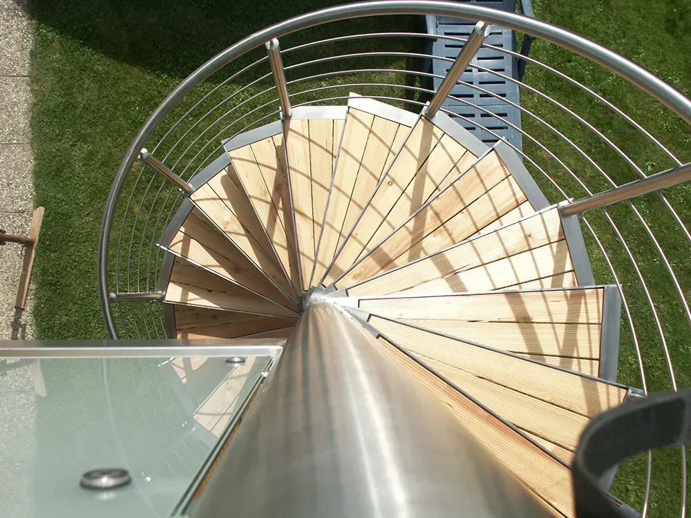 Eine Wendeltreppe aus Holz und Edelstahl