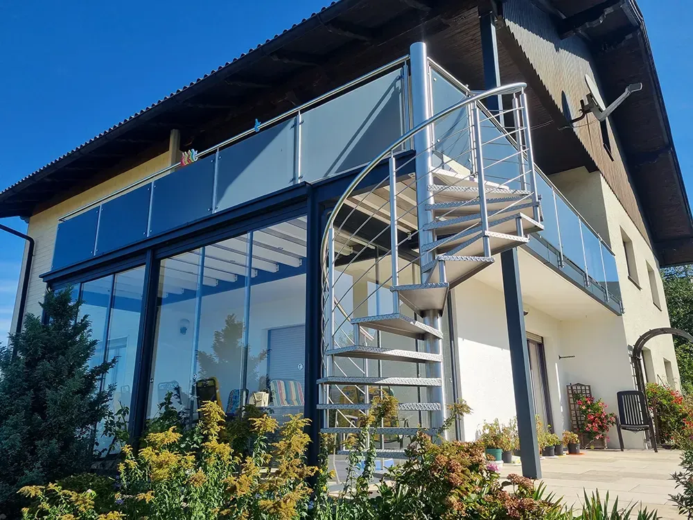Ein Haus mit einer Wendeltreppe im zweiten Stock
