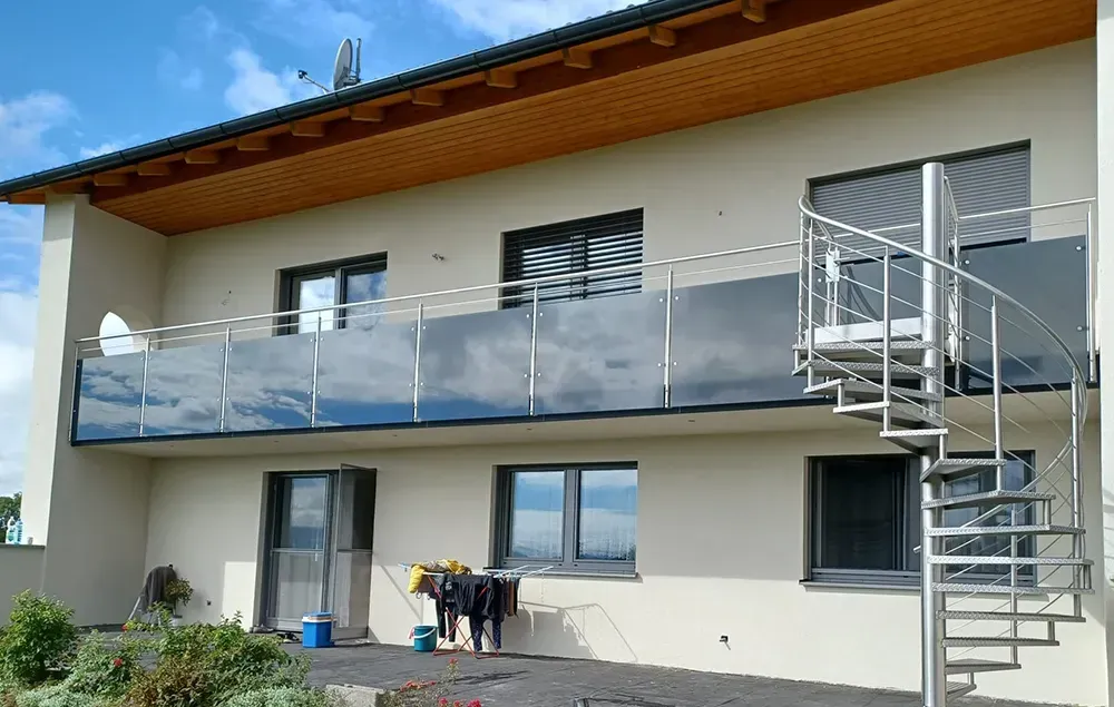 Ein Haus mit einer Wendeltreppe und einem Balkon