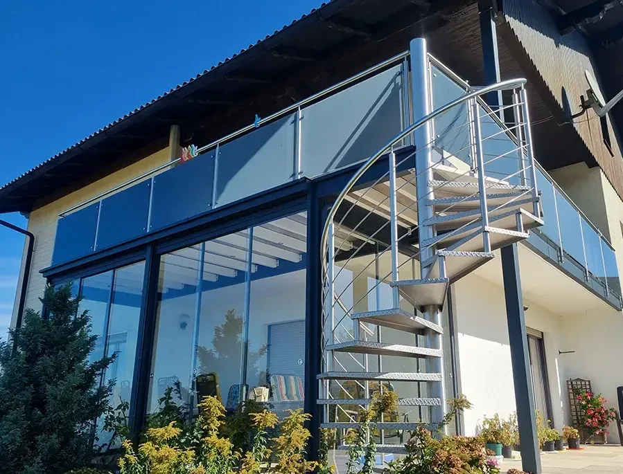 Ein Haus mit einer Wendeltreppe im zweiten Stock