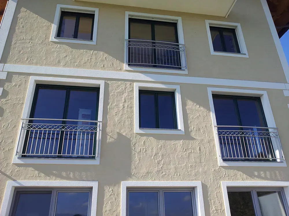 Ein Gebäude mit vielen Fenstern und Balkonen