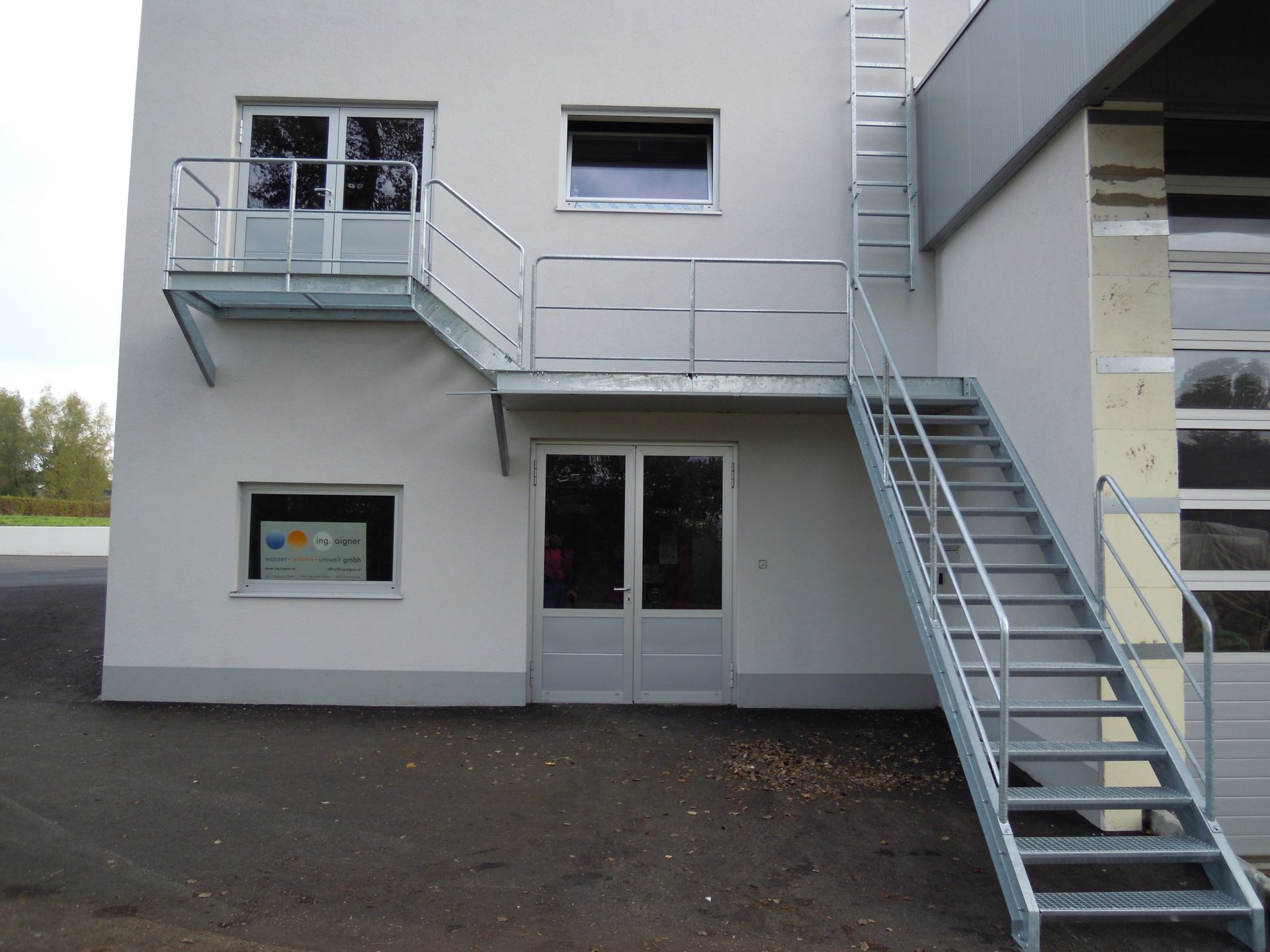 Ein weißes Gebäude mit Treppen, die hinaufführen