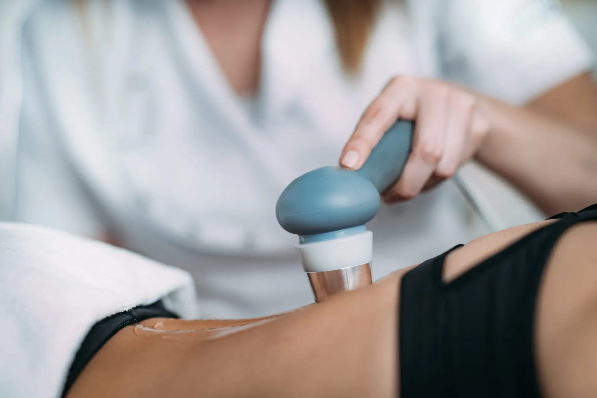 Durante un procedimiento terapéutico o cosmético, el profesional utiliza un dispositivo portátil similar a un ultrasonido 