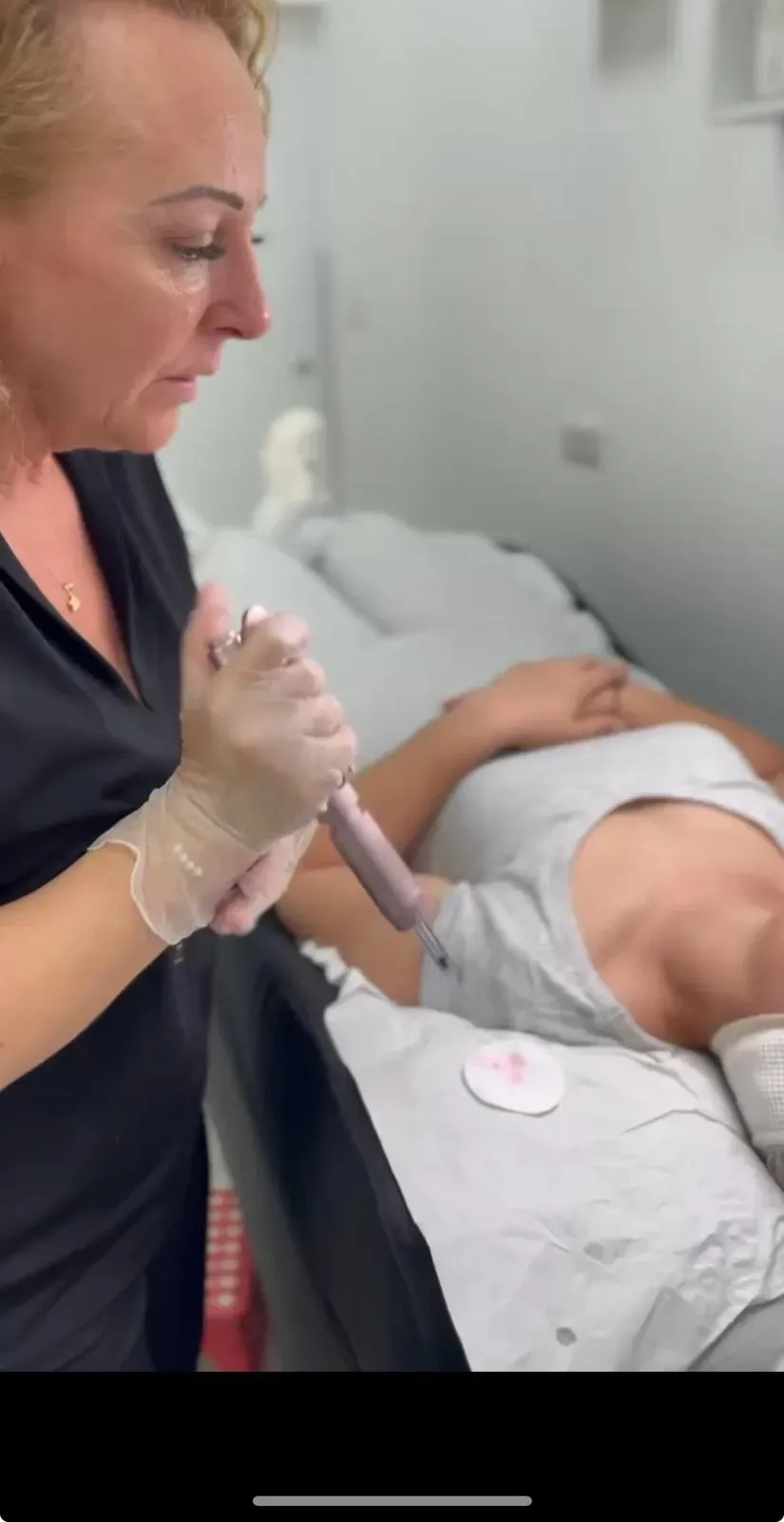 Un profesional en un entorno clínico utiliza un dispositivo portátil 