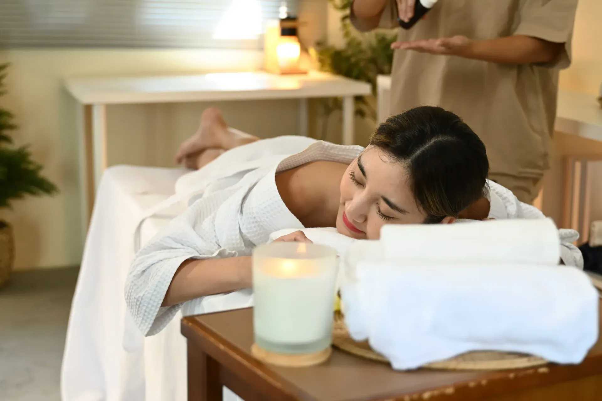 Una persona tumbada en una camilla de masaje con expresión serena