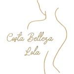 Un logotipo minimalista con el contorno dorado del torso de una mujer y el texto "Costa Belleza Lola"