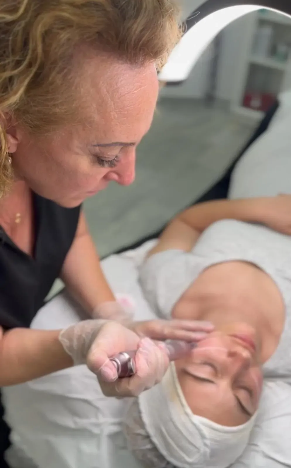 En un entorno profesional, un terapeuta utiliza un dispositivo portátil 