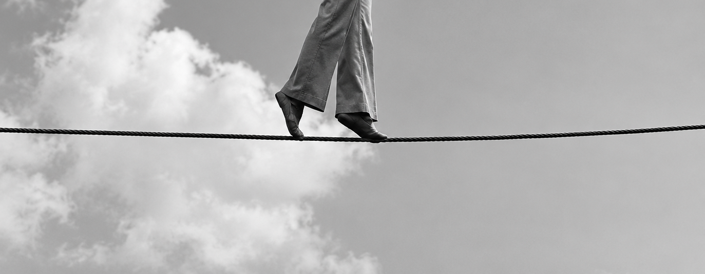 Vier zahnärztliche Instrumente und Handwerkzeuge, darunter ein Hammer und Metallpickel, liegen auf einer hellen Unterlage.