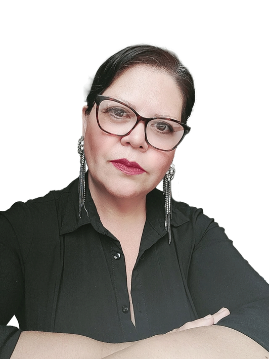 Una mujer que lleva gafas y pendientes está de pie con los brazos cruzados.