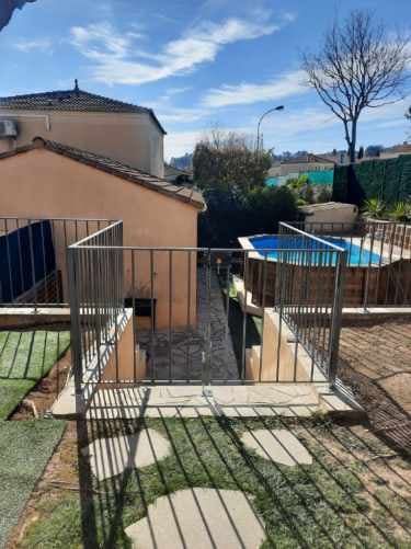 Garde-corps en acier d'une terrasse au-dessus d'une piscine