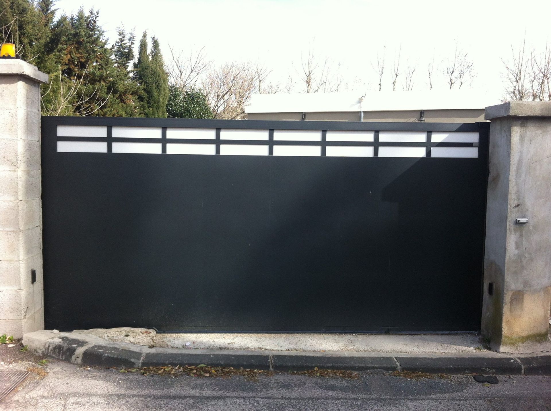 Portail aluminium noir et blanc