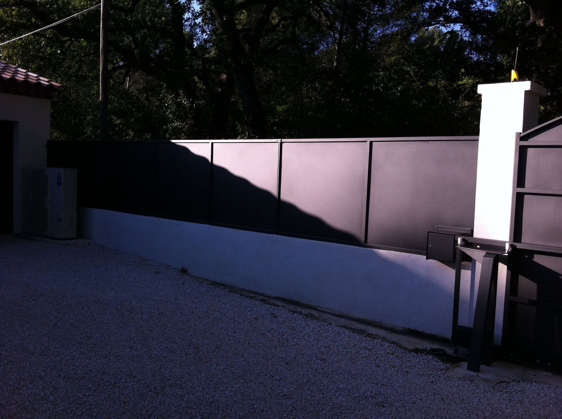 Clôture en panneaux d'aluminium