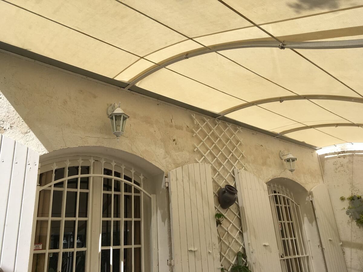 Marquise courbée repliée