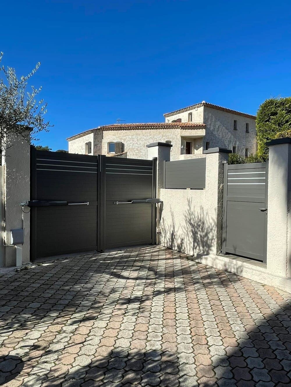 Portail motorisé et portillon gris