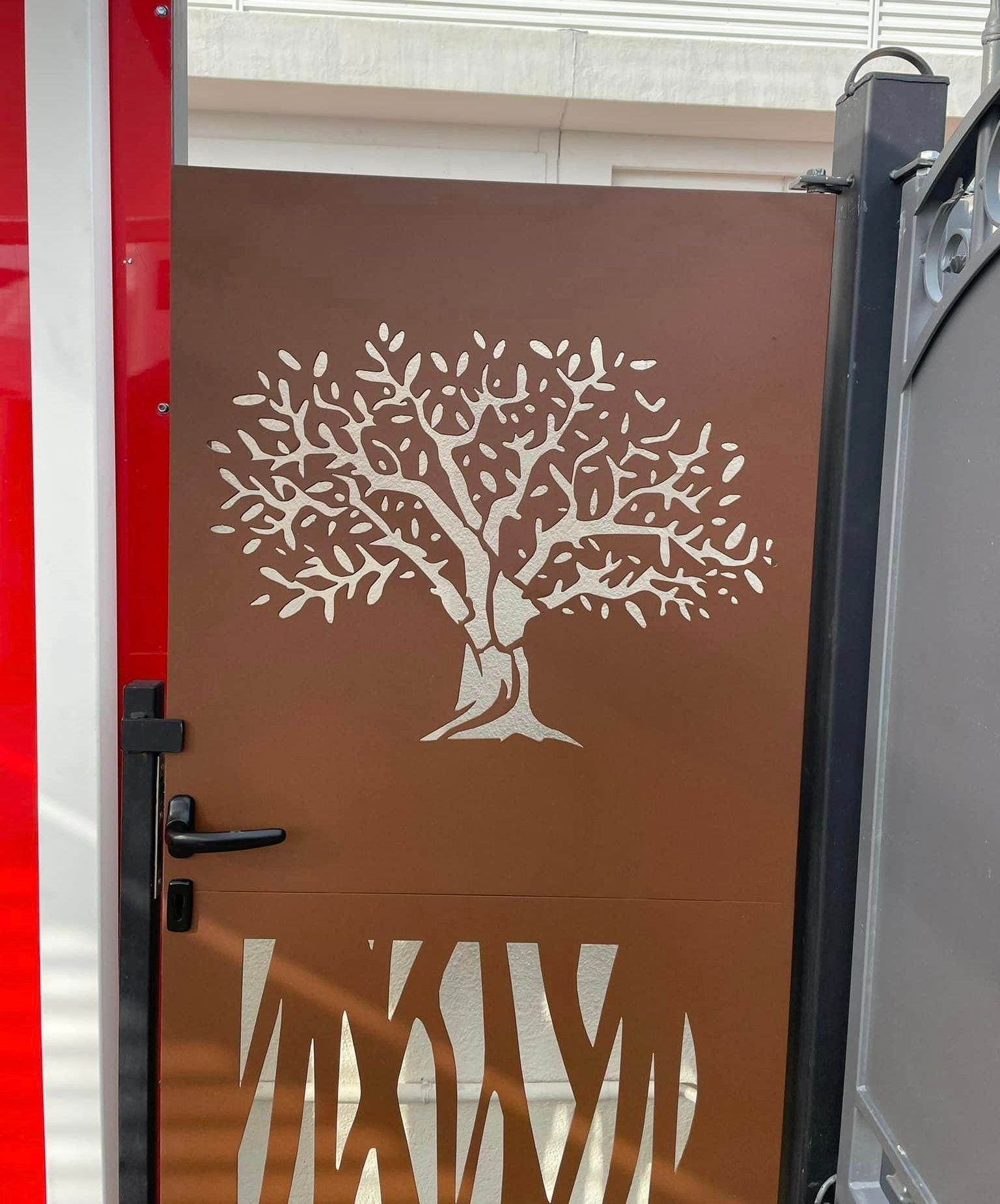 Découpe au plasma d'un olivier sur une porte