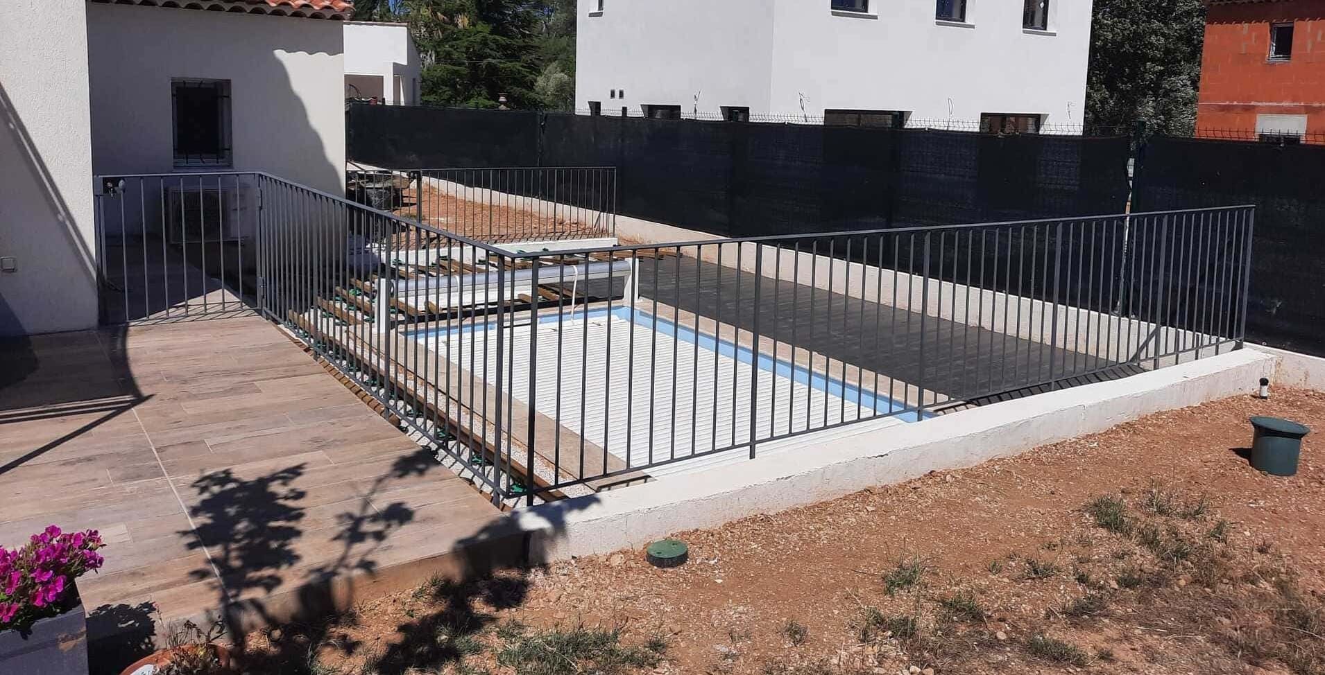 Garde-corps autour d'une piscine