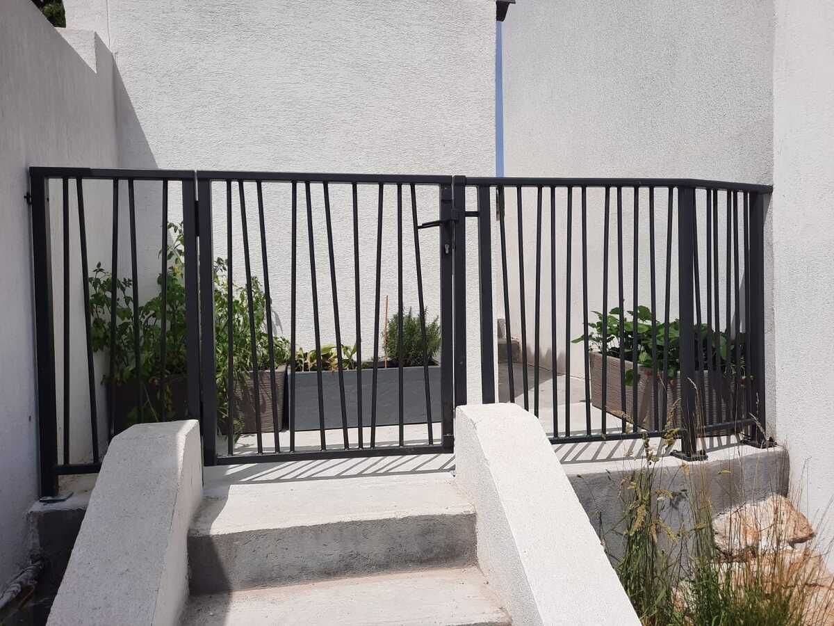 Portillon d'accès à une terrasse