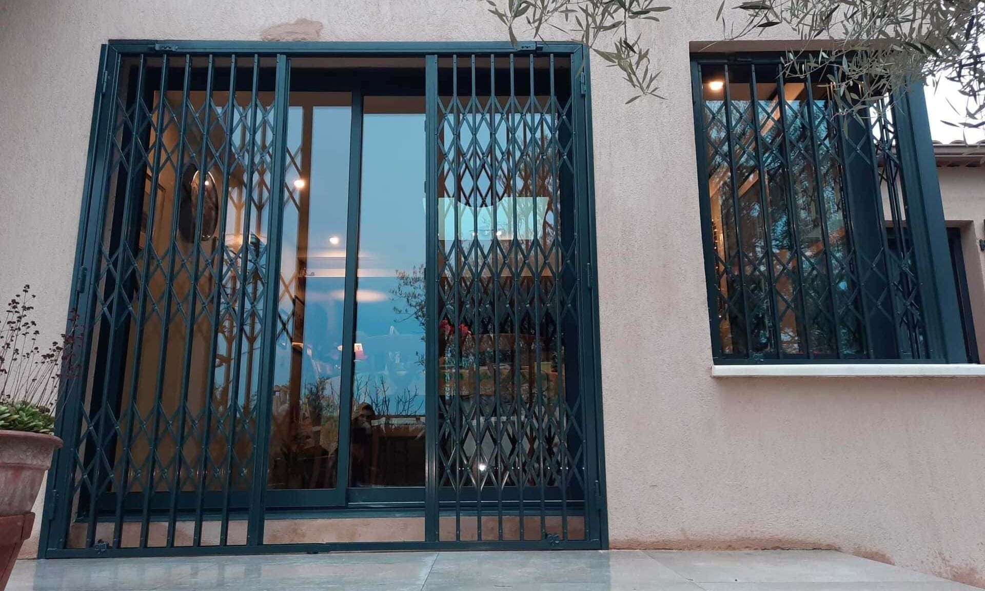 Grille de défense d'une fenêtre et porte-fenêtre