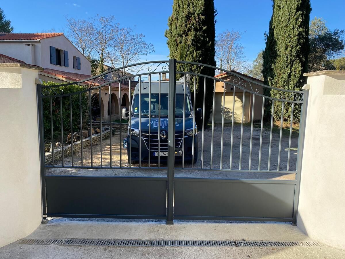 Portail en acier gris vu de face