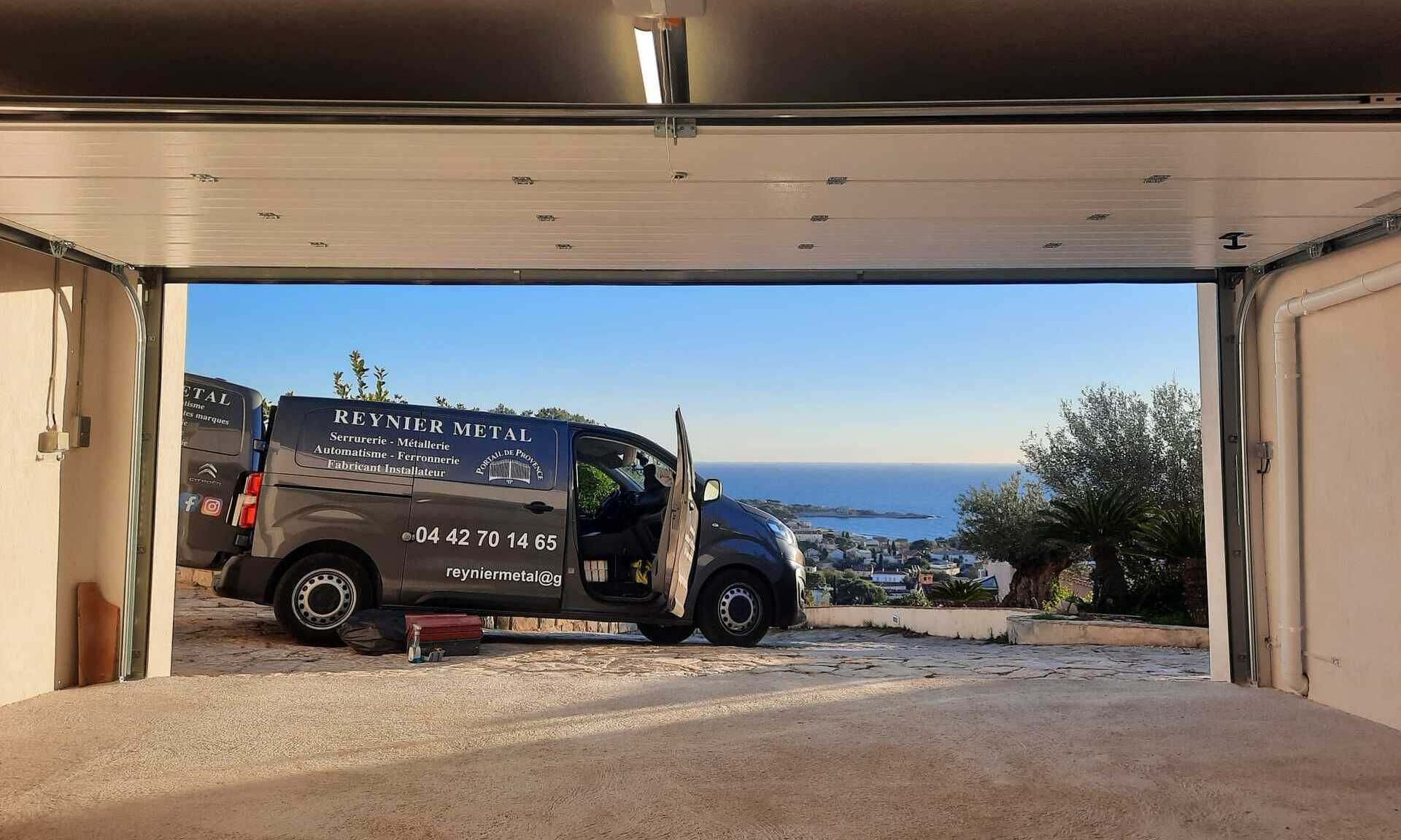 Porte de garage motorisée ouverte